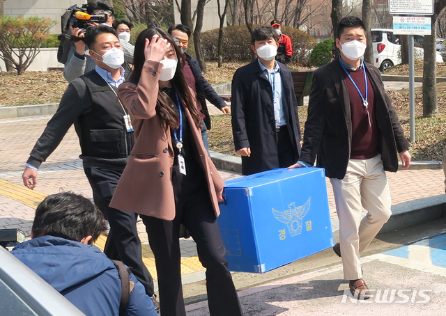 【하남=뉴시스】김동욱 기자 = 23일 오후 경기남부경찰청 부동산 투기사범 특별수사대가 하남시의회 A의원의 모친 명의 땅 투기 의혹과 관련 하남시의회 압수수색을 마치고 압수품을 옮기고 있다. 2021.03.23. kdw0379@newsis.com 