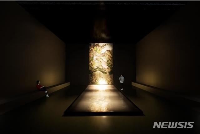 [서울=뉴시스] 이이남, 역전된 산수, 600x340cm, 비디오, 수조, 2021. 의재 허백련의 <산수팔곡병풍>을 모티브로 한 이 작품은 디지털 기법을 사용하여 상하가 바뀐 영상 속 산수화와 물속에 투영된 산수화와의 비교를 통해 우리가 눈으로 본 것에 대한 실체의 진실이 무엇인지에 물음표를 던지는 작품이다. 인간의 고정관념에 대한 단상이다. 사진=전남도립미술관 제공. 