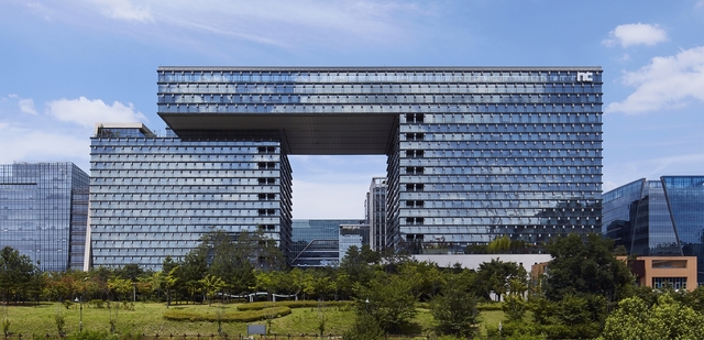 [미래기술에 승부건다]엔씨, 웹툰·영화 투자 성과…엔터까지 진출