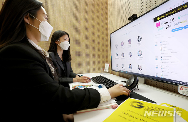 [서울=뉴시스] 코트라(KOTRA)는 지난 19일부터 열흘간 열리는 영국 최대 게임 행사 ‘런던 게임즈 페스티벌’과 연계해 '온라인 투자유치 사절단'을 진행한다고 24일 밝혔다. 사진은 우리 참가기업이 온라인으로 투자상담을 진행하고 있는 모습.(사진=코트라 제공) 2021.3.24 photo@newsis.com