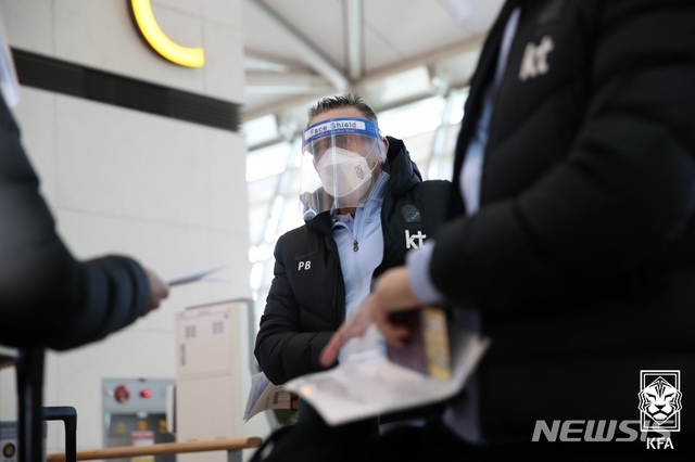 [서울=뉴시스] 일본 원정길 오르는 벤투 감독. (사진=대한축구협회 제공)