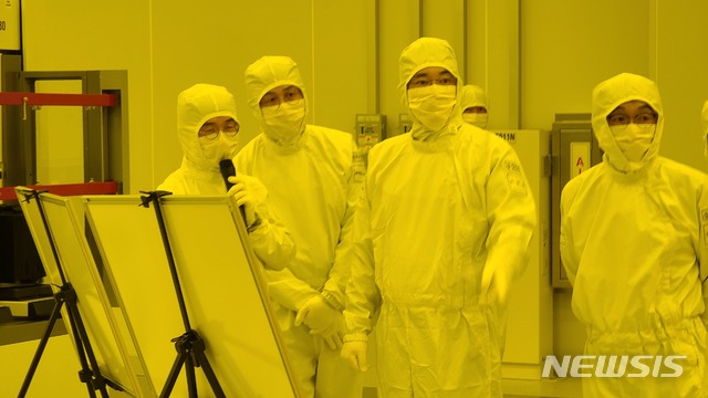 [서울=뉴시스] 사진은 이재용 부회장이 EUV 전용라인을 점검하는 모습 (제공=삼성전자)