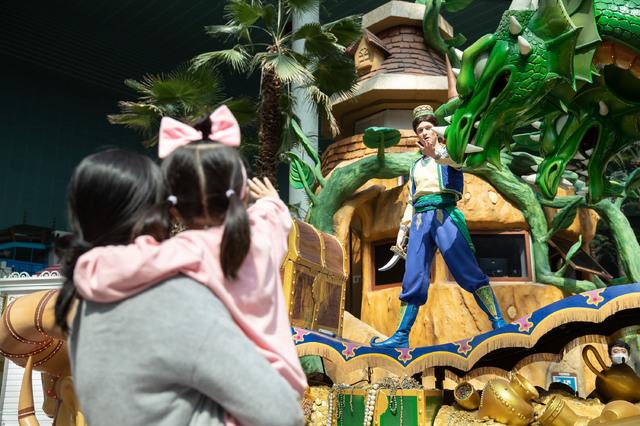 [서울=뉴시스]박미소 기자 = 롯데월드 어드벤처는 봄을 맞아 학교 분위기의 '컬러풀 월드 스쿨(Colorful World School)'이란 주제로 놀이공원을 구성했다고 지난 3월 23일 밝혔다. 손님들이 서울 송파구 롯데월드 어드벤처에서 로티스 어드벤처 퍼레이드를 즐기고 있다. (사진=롯데월드 제공) 2021.03.23. photo@newsis.com *재판매 및 DB 금지