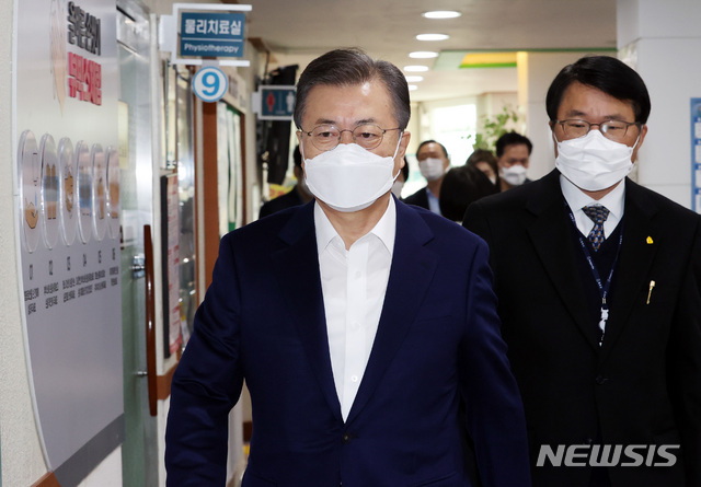 [서울=뉴시스]박영태 기자 = 문재인 대통령이 23일 오전 아스트라제네카(AZ)사의 코로나19 백신 접종을 하기 위해 서울 종로구보건소에 도착하고 있다. 2021.03.23. since1999@newsis.com