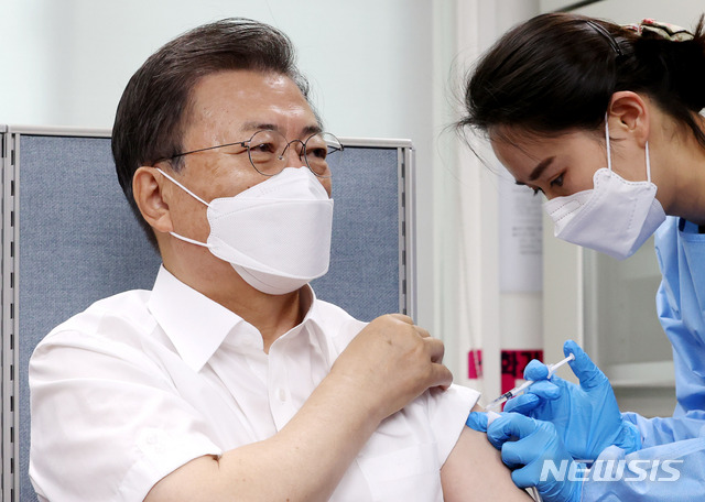 [서울=뉴시스]박영태 기자 = 문재인 대통령이 23일 오전 서울 종로구보건소에서 아스트라제네카(AZ)사의 코로나19 백신을 접종하고 있다. 2021.03.23. since1999@newsis.com