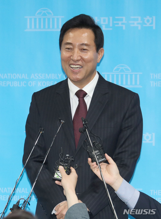 [서울=뉴시스]전진환 기자 = 서울시장 보궐선거 범야권 단일 후보로 선출된 오세훈 국민의힘 후보가 23일 국회 소통관에서 기자회견을 마친 뒤 취재진의 질문에 답변하고 있다. (공동취재사진) 2021.03.23. photo@newsis.com