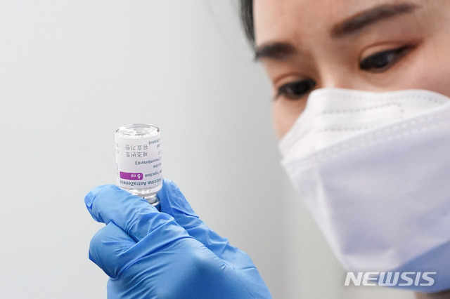 [서울=뉴시스]박영태 기자 = 종로구보건소 의료진이 23일 오전 서울  종로구보건소에서 문재인 대통령과 김정숙 여사가 접종 받을 아스트라제네카(AZ)사의 코로나19 백신을 주사기에 주입하고 있다. 2021.03.23. since1999@newsis.com