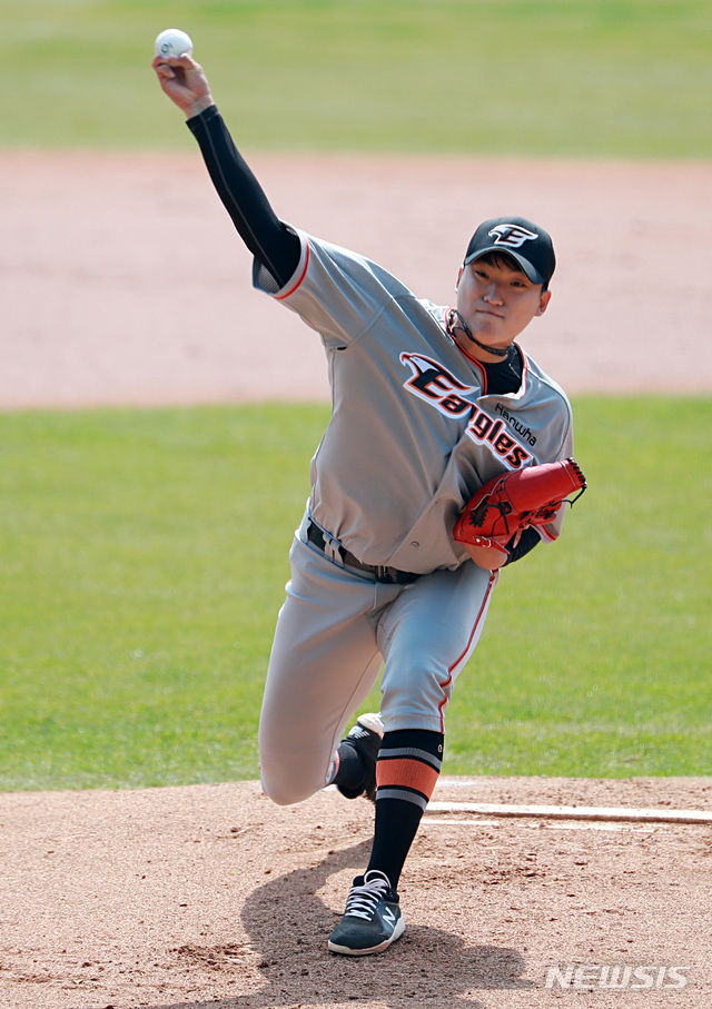 [서울=뉴시스]이영환 기자 = 23일 오후 서울 송파구 잠실야구장에서 열린 2021 프로야구 두산베어스와 한화이글스의 시범경기, 1회말 한화 선발 김이환이 공을 던지고 있다. 2021.03.23. 20hwan@newsis.com