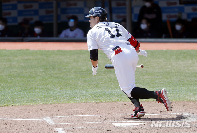 [부산=뉴시스]최동준 기자 = 23일 부산 사직야구장에서 열린 2021 KBO 리그 시범경기 롯데 자이언츠 대 SSG 랜더스의 경기, 3회초 2사 만루상황 SSG 추신수가 2타점 적시타를 치고 있다. 2021.03.23. photocdj@newsis.com