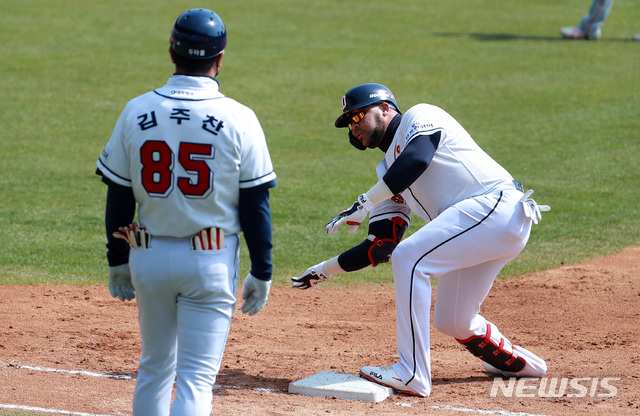 [서울=뉴시스]이영환 기자 = 23일 오후 서울 송파구 잠실야구장에서 열린 2021 프로야구 두산베어스와 한화이글스의 시범경기, 3회말 2사 1,3루에서 두산 페르난데스가 우익수 앞 1타점 안타를 날린 후 세리머니를 하고 있다. 2021.03.23. 20hwan@newsis.com