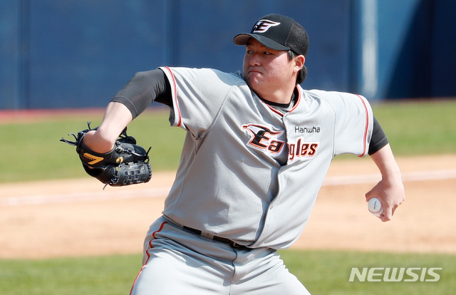 [서울=뉴시스]이영환 기자 = 23일 오후 서울 송파구 잠실야구장에서 열린 2021 프로야구 두산베어스와 한화이글스의 시범경기, 5회말 한화 세 번째 투수 박주홍이 공을 던지고 있다. 2021.03.23. 20hwan@newsis.com