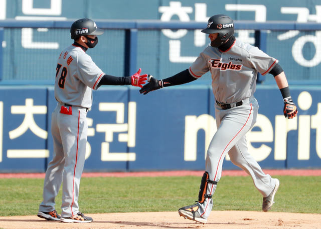 [서울=뉴시스]이영환 기자 = 23일 오후 서울 송파구 잠실야구장에서 열린 2021 프로야구 두산베어스와 한화이글스의 시범경기, 6회초 무사 1,2루에서 한화 힐리가 좌월 3점 홈런을 날린 후 베이스를 돌고 있다. 2021.03.23. 20hwan@newsis.com