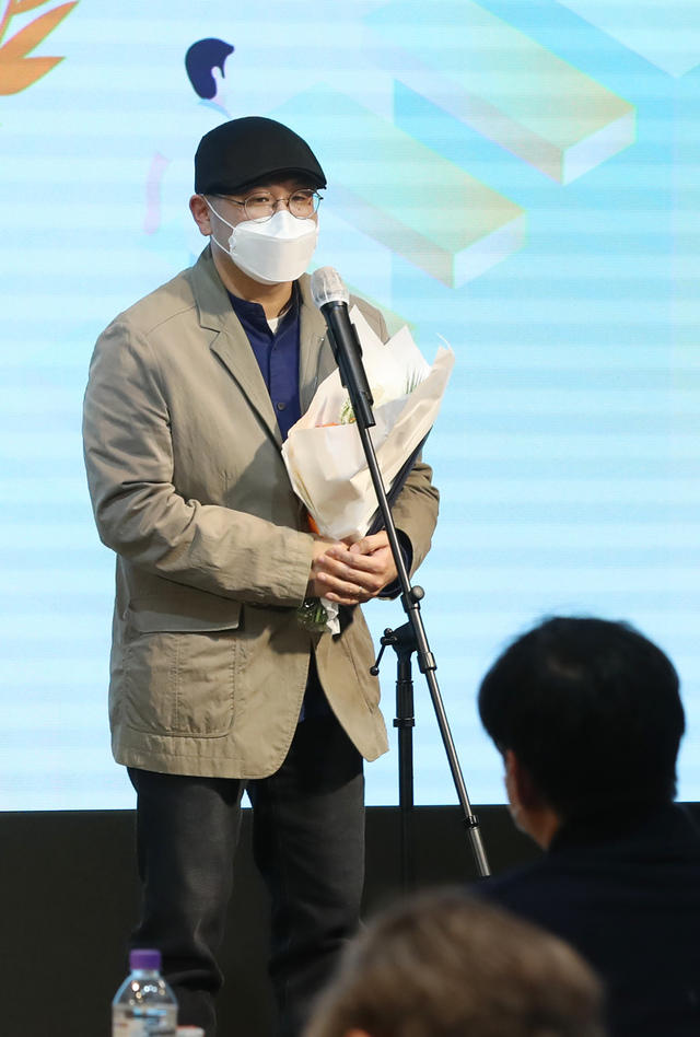 [서울=뉴시스]고승민 기자 = 한승구 작가가 23일 서울 데이터마케팅코리아에서 비대면 온라인 생중계로 열린 온라인미디어 예술활동 지원사업 성과공유회에서 아트체인지업상을 수상한 뒤 소감을 말하고 있다. 2021.03.23. kkssmm99@newsis.com