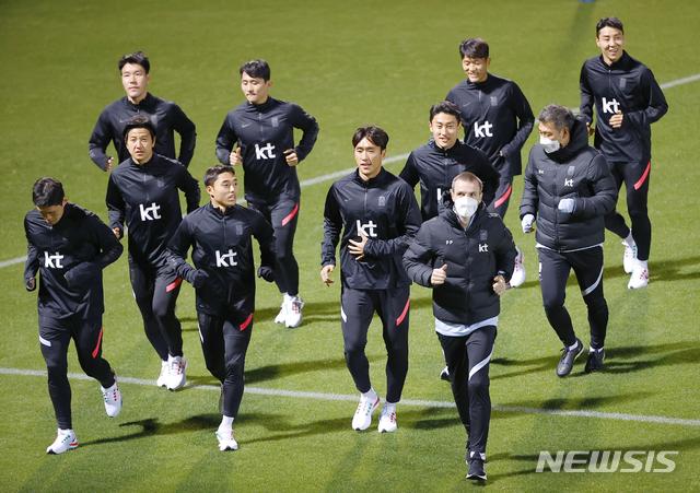 [요코하마=AP/뉴시스]한국 축구 국가대표 선수들이 23일 일본 도쿄 인근 요코하마의 한 경기장에서 25일 열리는 일본 대표팀과의 친선경기를 앞두고 몸을 풀고 있다. 2021.03.23.