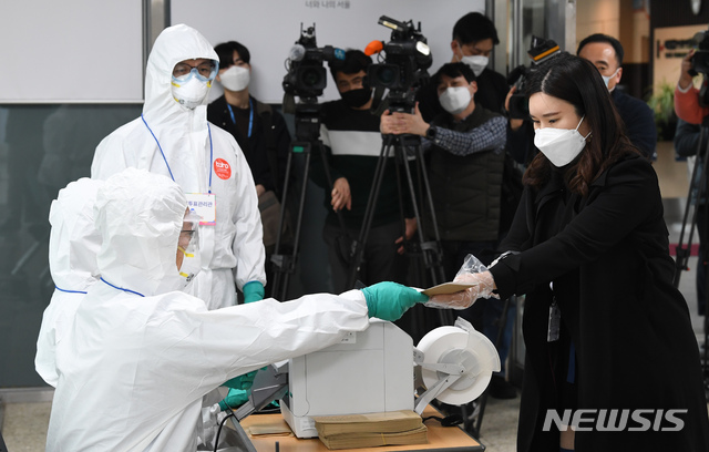 [서울=뉴시스]박주성 기자 = 서울시 선거관리위원회 직원이 지난 23일 오후 서울 중구 서울유스 호스텔 생활치료센터에서 코로나19 확진자를 대상으로 설치된 특별사전투표소를 방문해 사전투표 모의 훈련을 진행하고 있다. (공동취재사진). 2021.03.23. photo@newsis.com