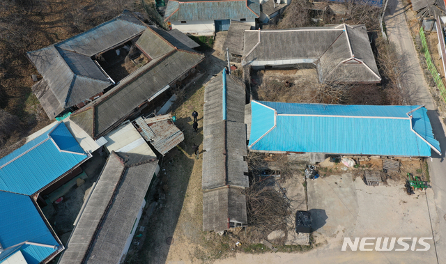 [용인=뉴시스] 김종택기자 = 경기도가 용인 SK하이닉스 반도체 클러스터 개발예정지와 맞닿은 토지를 가족회사 명의로 매입한 사실이 드러난 퇴직 공무원 A씨를 경찰에 고발한다고 밝혔다. 사진은 23일 A씨의 부인이 대표로 있는 회사가 매입한 경기도 용인시 처인구 원삼면 독성리 일대 대지와 건물. 2021.03.23. jtk@newsis.com