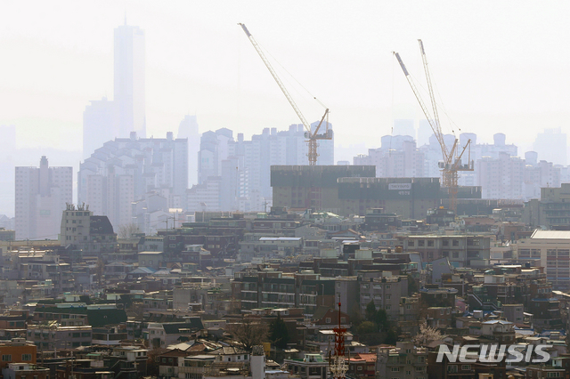 [서울=뉴시스]이윤청 기자 = 전국의 미세먼지 농도가 '나쁨'으로 예보된 23일 오후 서울역 인근 빌딩에서 바라본 서울 도심이 미세먼지로 뿌옇게 보이고 있다. 2021.03.23. radiohead@newsis.com