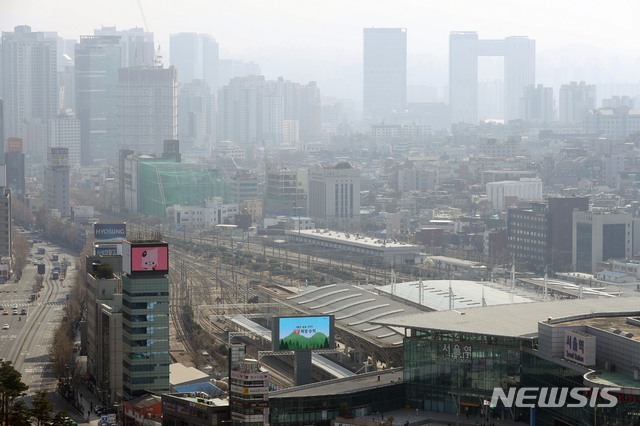 [서울=뉴시스] 이윤청 기자 = 서울역 인근 빌딩에서 바라본 서울 도심. 멀리 여러 채의 고층 빌딩이 보인다. 2021.03.23. radiohead@newsis.com 이 사진은 기사 내용과 직접적 관련 없음