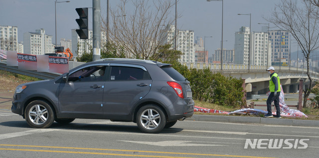 [광주=뉴시스] 광주 광산구 불법광고물 정비반원이 도롯가에 내걸린 불법 현수막을 철거하는 모습. (뉴시스 DB) photo@newsis.com