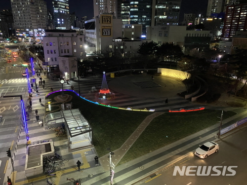 [서울=뉴시스] 왕십리 광장 벤치. (사진=성동구 제공) 2021.03.24. photo@newsis.com 