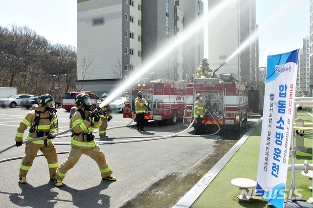 [대구=뉴시스]이지연 기자 = 대구 달서소방서가 코로나19 예방접종센터로 지정된 월배국민체육센터에서 합동소방 훈련을 하고 있다. (사진=달서구청 제공) 2021.03.24. photo@newsis.com
