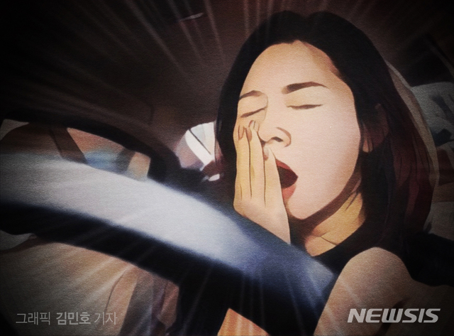 [서울=뉴시스] 졸음운전 교통사고 사망자 숫자가 음주운전 사고 사망자의 2배에 달하는 것으로 나타났다. 경찰은 최근 포근한 봄날씨에 나들이 차량이 늘어나는 만큼 졸음운전을 조심해야 한다고 신신당부했다.
