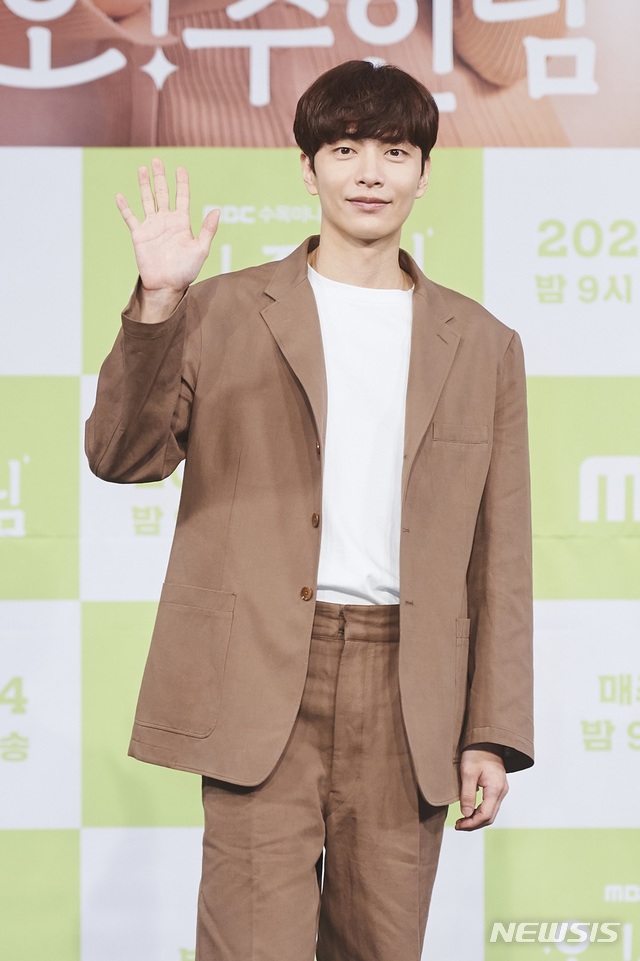 [서울=뉴시스]배우 이민기가 24일 열린 MBC 새 드라마 '오! 주인님' 제작발표회에 참석했다. (사진=MBC 제공) 2021.03.24. photo@newsis.com