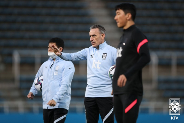 [서울=뉴시스]23일 일본 요코하마 닛빠스 미츠자와 스타디움에서 남자축구국가대표팀 파울루 벤투 감독이 한일 친선경기를 앞두고 선수들에게 훈련 지시를 하고 있다. 2021.03.24. (사진=대한축구협회 제공) photo@newsis.com *재판매 및 DB 금지