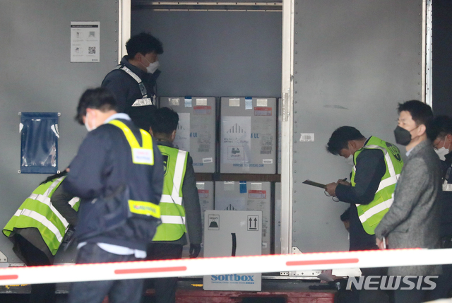 [서울=뉴시스]배훈식 기자 = 배송사 직원들이 지난 24일 오전 인천국제공항 화물터미널에 도착한 코로나19 화이자 백신 50만회분(25만명분)을 옮기고 있다. 2021.03.26. dahora83@newsis.com