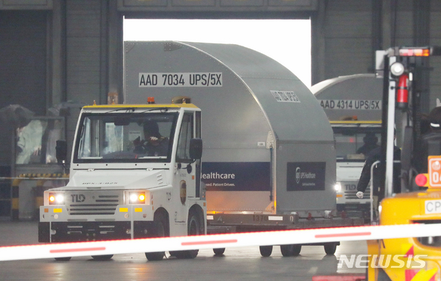 [서울=뉴시스]배훈식 기자 = 인천공항 관계자들이 지난 24일 오전 인천국제공항 화물터미널에 도착한 코로나19 화이자 백신 50만회분(25만명분)을 옮기고 있다. 2021.03.26. dahora83@newsis.com