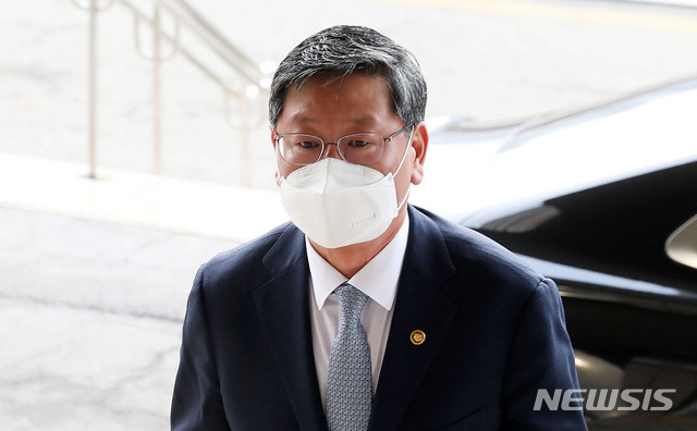 [과천=뉴시스]홍효식 기자 = 이용구 전 법무부 차관이 지난 3월24일 오전 경기 과천시 법무부 청사로 출근하고 있다. 2021.03.24. yesphoto@newsis.com