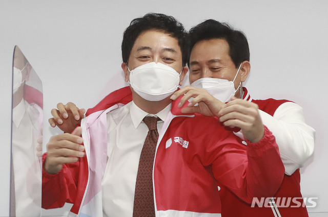 [서울=뉴시스]국회사진기자단 = 오세훈 국민의힘 서울시장 후보가 24일 오전 서울 여의도 중앙당사에서 열린 선거대책위원회 회의에서 금태섭 공동선거대책위원장에게 당복을 입혀주고 있다. 2021.03.24. photo@newsis.com
