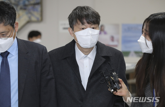 [서울=뉴시스]최진석 기자 = 유재수 전 부산시 경제부시장이 24일 서초구 서울고등법원에서 열린 '금융업계 관계자 등에 뇌물수수' 관련 항소심 1차 공판에 출석하며 취재진의 질문을 듣고 있다. 2021.03.24. myjs@newsis.com