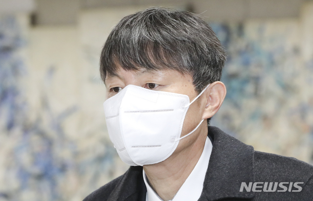 [서울=뉴시스]최진석 기자 = 유재수 전 부산시 경제부시장이 24일 서초구 서울고등법원에서 열린 '금융업계 관계자 등에 뇌물수수' 관련 항소심 1차 공판에 출석하고 있다. 2021.03.24. myjs@newsis.com