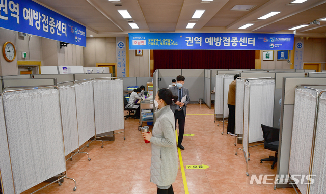 [광주=뉴시스]류형근 기자 = 지난 24일 오전 광주 동구 조선대학교병원에 설치된 코로나19 백신 호남권역예방접종센터에서 지난 3일 화이자 백신 1차 접종자를 대상으로 2차 접종이 이뤄지고 있다. 2021.03.24. hgryu77@newsis.com