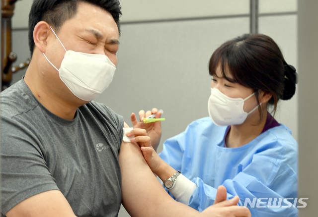 [광주=뉴시스]류형근 기자 = 지난 24일 오전 광주 동구 조선대학교병원에 설치된 코로나19 백신 호남권역예방접종센터에서 지난 3일 화이자 백신 1차 접종자를 대상으로 2차 접종이 이뤄지고 있다. 2021.03.24. hgryu77@newsis.com