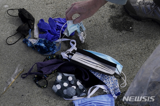 [퍼시피카=AP/뉴시스]'퍼시픽 비치 연합'(PBC)이 미국 캘리포니아&nbsp; 인근 해변을 청소하면서 수거한 버려진 마스크들. 2021.3.24. 