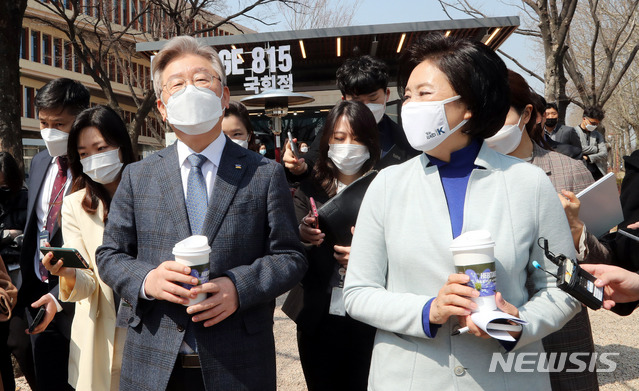 [서울=뉴시스]전진환 기자 = 이재명 경기도지사가 24일 국회에서 열린 일산대교-미시령-마창대교 공정한 민자도로 운영 방안 토론회에 참석한 뒤 박영선 더불어민주당 서울시장 후보를 만나 대화하고 있다.  (공동취재사진) 2021.03.24. photo@newsis.com