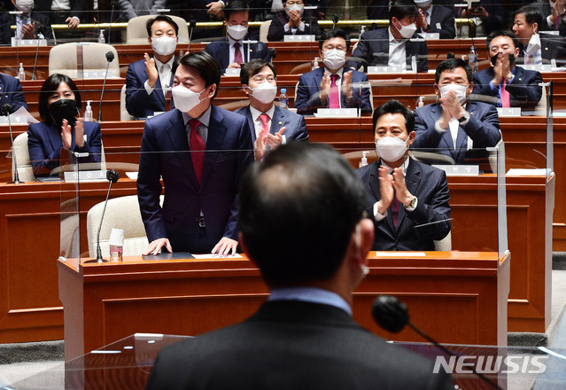 [서울=뉴시스]전진환 기자 = 오세훈 국민의힘 서울시장 후보 캠프에 합류한 안철수 공동선거대책위원장이 24일 국회에서 열린 국민의힘 의원총회에 참석해 인사하고 있다.  (공동취재사진) 2021.03.24. photo@newsis.com