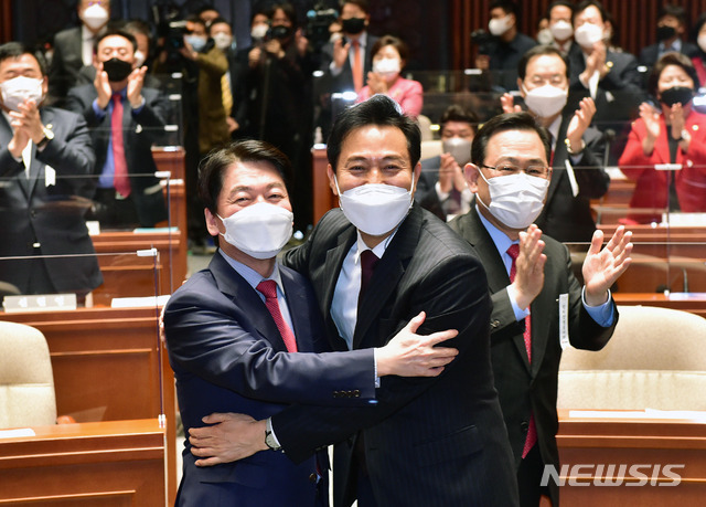 [서울=뉴시스]전진환 기자 = 오세훈 국민의힘 서울시장 후보와 안철수 공동선거대책위원장이 24일 국회에서 열린 의원총회에서 포옹을 하고 있다.&nbsp;&nbsp; (공동취재사진) 2021.03.24. photo@newsis.com