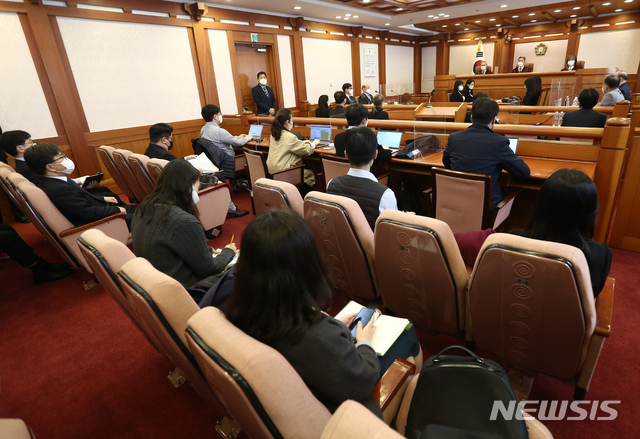 [서울=뉴시스]사진공동취재단 = 임성근 전 부산고법 부장판사의 탄핵 심판 변론 준비기일인 24일 오후 주심을 맡은 이석태(왼쪽부터) 헌법재판관과 이영진 수명재판관, 이미선 수명재판관이 서울 종로구 헌법재판소 소심판정에서 재판 시작을 기다리고 있다. 임 전 부장판사는 세월호 사고 당일 박근혜 전 대통령의 '추문설'을 보도해 명예훼손 혐의로 기소된 일본 산케이신문 서울지국장의 재판 등에 개입한 혐의를 받고 있다. 2021.03.24. photo@newsis.com