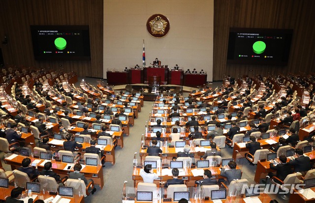 [서울=뉴시스]김진아 기자 = 24일 서울 여의도 국회에서 열린 본회의 모습. (공동취재사진) 2021.03.24. photo@newsis.com