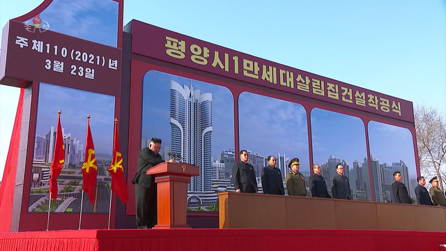[서울=뉴시스]조선중앙TV가 24일 김정은 북한 국무위원장이 23일 사동구역 송신·송화지구에서 열린 평양시 1만세대 살림집건설착공식에 참석해 연설을 했다고 보도했다. (사진=조선중앙TV 캡처) 2021.03.24. photo@newsis.com *재판매 및 DB 금지