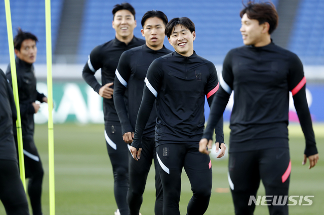 [요코하마=AP/뉴시스]한국 축구 국가대표 선수들이 24일 일본 도쿄 인근 요코하마의 닛산 스타디움에서 25일 열리는 일본 대표팀과의 친선경기를 앞두고 몸을 풀고 있다. 2021.03.24.