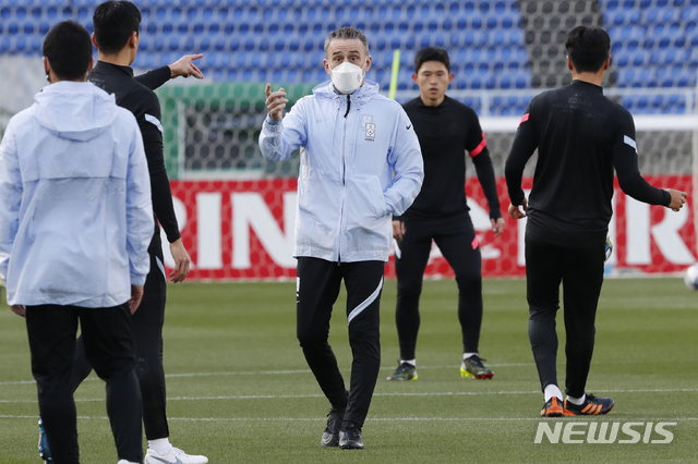 [요코하마=AP/뉴시스]파울루 벤투 한국 축구 국가대표 감독이 24일 일본 도쿄 인근 요코하마의 닛산 스타디움에서 25일 열리는 일본 대표팀과의 친선경기를 앞두고 훈련을 이끌고 있다. 2021.03.24.