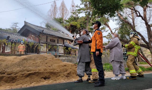 [광주=뉴시스] 변재훈 기자 = 광주 광산소방서는 24일 오후 광산구 송정공원 내 금선사에서 전통사찰 화재 예방 컨설팅을 진행했다. (사진=광주 광산소방 제공) 2021.03.24. photo@newsis.com *재판매 및 DB 금지