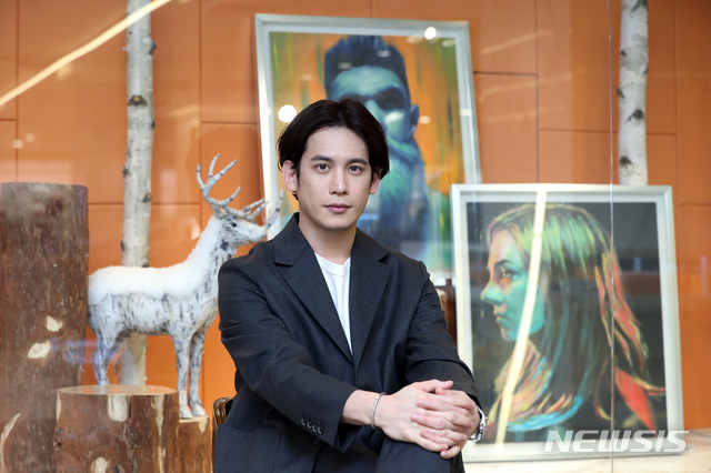 [서울=뉴시스]이윤청 기자 = 배우 박기웅이 지난 24일 서울 강남구 라마다 서울호텔 별관에 위치한 럭셔리판다에서 뉴시스와 인터뷰에 앞서 자신의 작품과 함께 포즈를 취하고 있다. 2021.03.28. radiohead@newsis.com