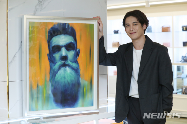 [서울=뉴시스]이윤청 기자 = 배우 박기웅이 지난 24일 서울 강남구 라마다 서울호텔 별관에 위치한 럭셔리판다에서 뉴시스와 인터뷰에 앞서 자신의 작품과 함께 포즈를 취하고 있다. 2021.03.28. radiohead@newsis.com