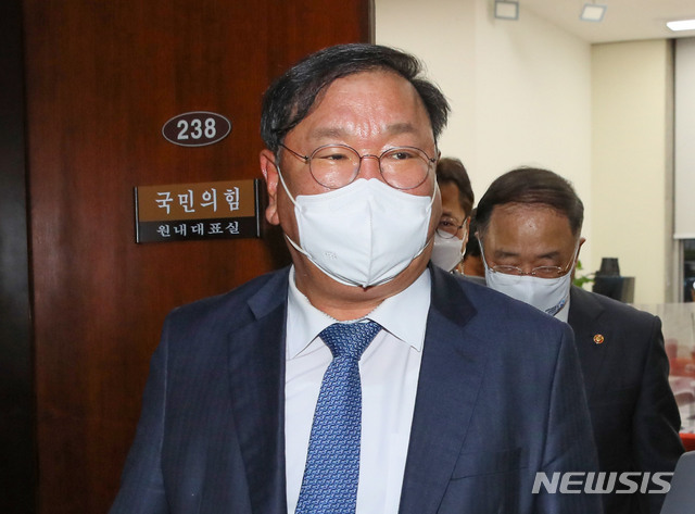 [서울=뉴시스]김진아 기자 = 김태년 더불어민주당 원내대표(가운데)와 홍남기 경제부총리(가운데 오른쪽)가 24일 밤 서울 여의도 국회에서 국민의힘 원내대표실을 찾아 추경 처리에 합의한 뒤 나오고 있다. (공동취재사진) 2021.03.24. photo@newsis.com