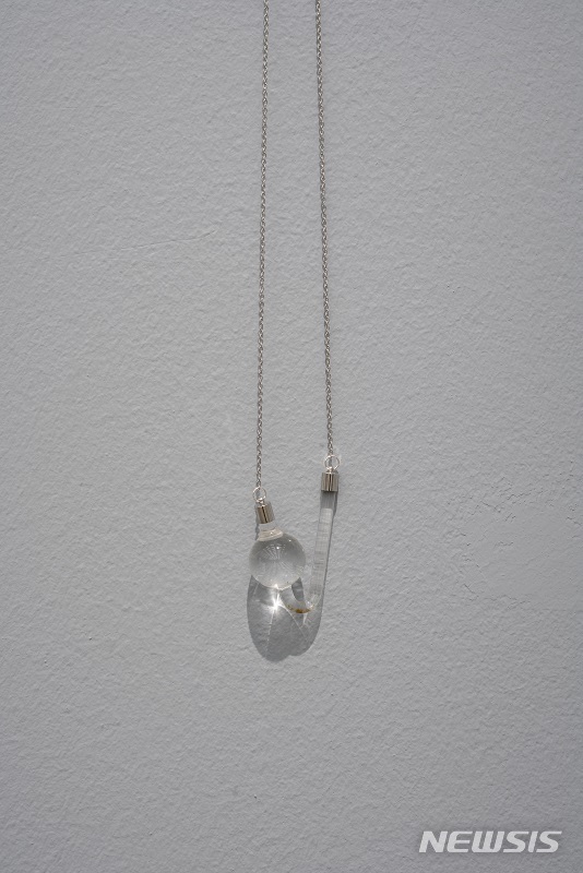 [서울=뉴시스] 이슬기, 동동다리거리(유리공예, 물), 2020. '올해의 작가상 2020' 전시 전경. 사진 국립현대미술관 제공.2021.3.25. photo@newsis.com